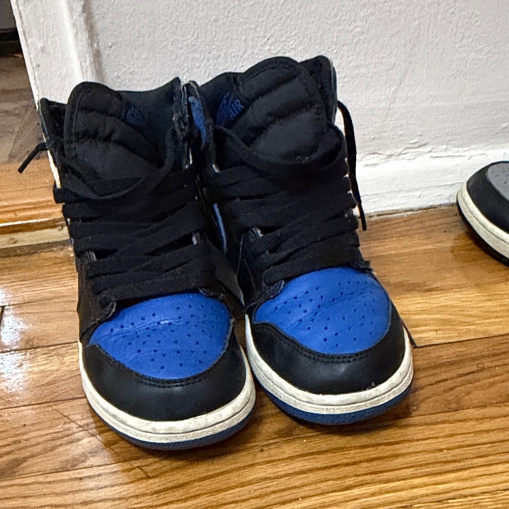 Air Jordan 1s “Royal” Grade School 4.5